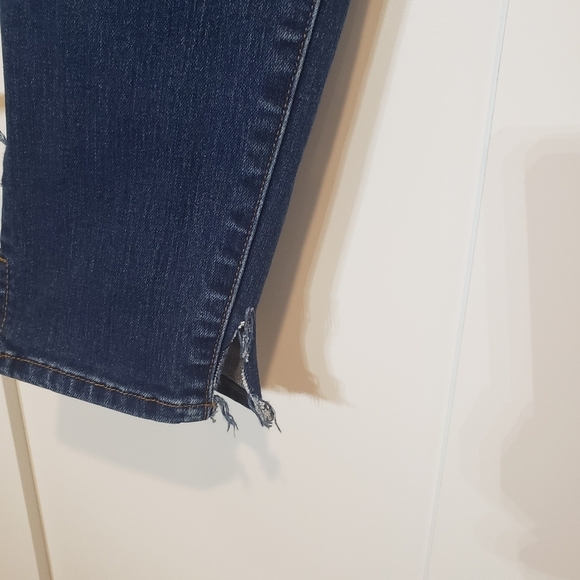 BCGMaxAzria Size 28 High Rise Blue Jeans Skinny Whiskered  Dark W/ Fading - Picture 12 of 14